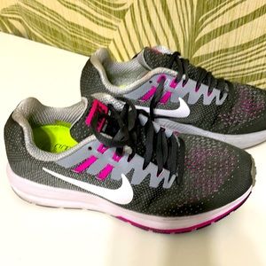 Grey/white/pink Women’s Nike Sneakers size 6.5